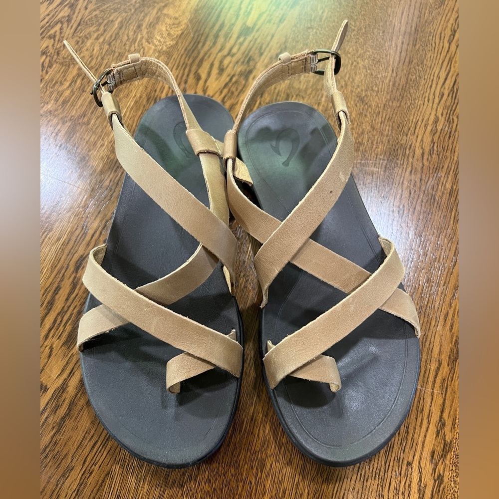 OluKai Upena Women’s Sandals, tan, leather, buckle, size 6. Like new!